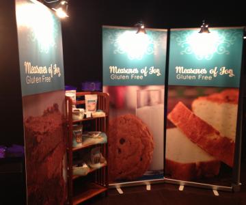 Using retractable banners as a freestanding backdrop